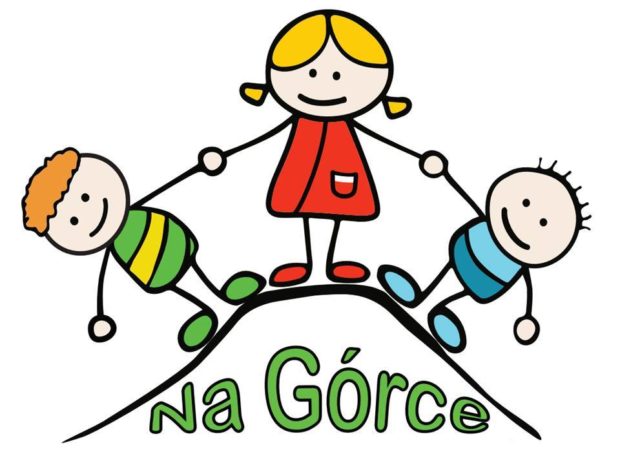 Logo Przedszkola nr 434 "Na Górce". Przedstawia trójkę dzieci trzymających się za ręce, stojących na górce, na której widnieje nazwa przedszkola "Na Górce"